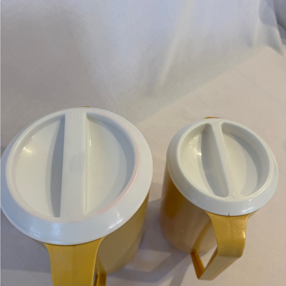 Vintage Yellow Rubbermaid Pitchers Lot 2 (1 Gallon and 2.25 Qt) with Lids USA - Picture 6 of 9